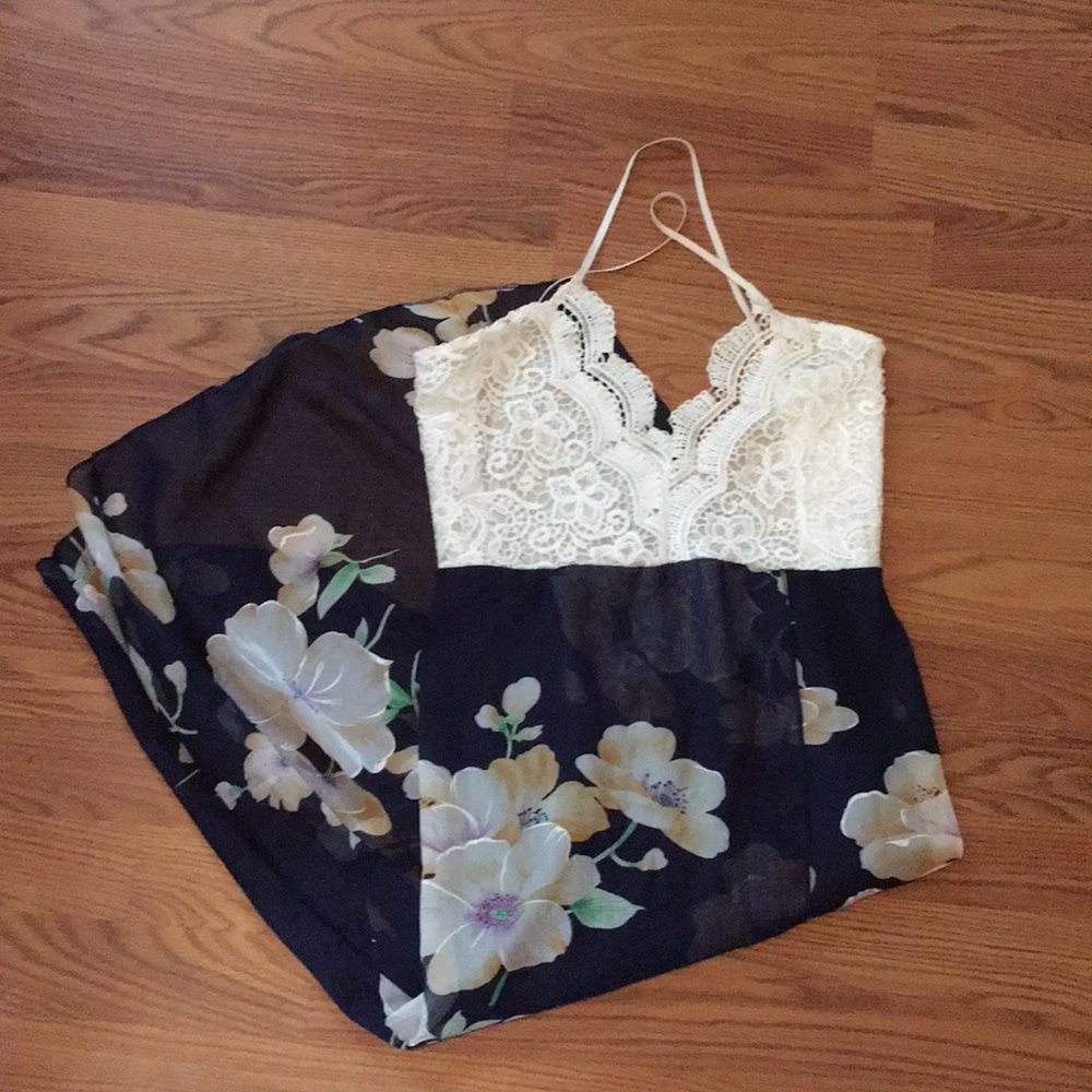 Beautiful lace / floral dress